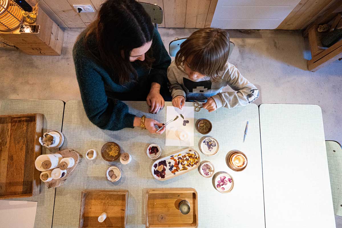 L'atelier duo Parent-enfant 2 Découvrez les ateliers de fabrication de bougies en cire végétale et fleurs séchées à Saint-Gilles-Croix-de-Vie, en Vendée. Atelier découverte, duo parent-enfant, privatisation pour groupes et EVG. Réservation sur demande.